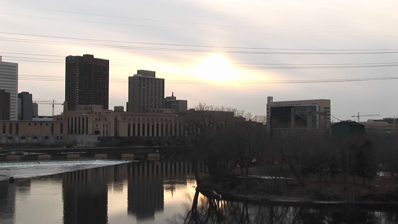 un fresco día de invierno con el horizonte de la ciudad en tonos de gris