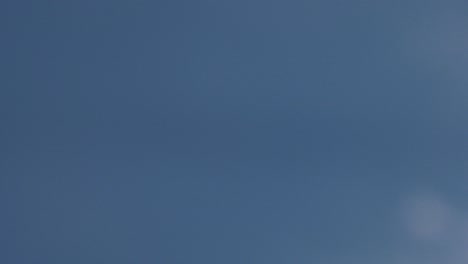 escritura del cielo durante el día soleado