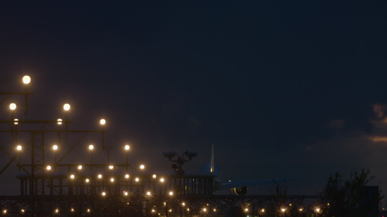 avión aterrizando en la noche
