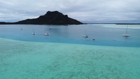 órbitas-Aéreas-Veleros-Amarrados-En-La-Nublada-Laguna-Tropical-De-Los-Mares-Del-Sur