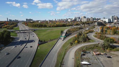 Tráfico-A-Lo-Largo-De-La-Autopista-Transcanada-Con-El-Horizonte-De-La-Ciudad-De-Ottawa-En-La-Distancia