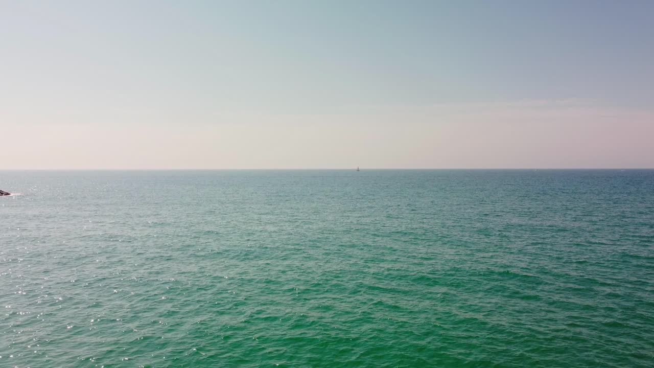 카스타 바르셀로나의 가라프에서 은 하늘 아래 푸른 바다의 넓고 조용한 풍경