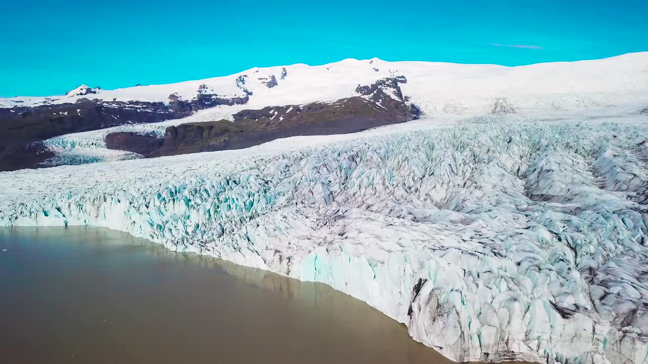 antena lenta a través de la enorme laguna glaciar llena de icebergs en fjallsarlon islandia sugiere el calentamiento global y el cambio climático 18