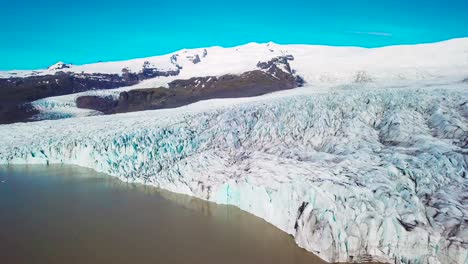 冰川和冰山湖泊在冰川湖 (fjallsárlón) 冰川湖泊和冰山 (icebergs) 在冰川河 (fjöllsárlón lagoon) 的冰川湖畔 (fjallárlón lake)  冰川湖域的冰山 (冰山) 以及冰川 (冰川) 這兩者都表明了全球暖化