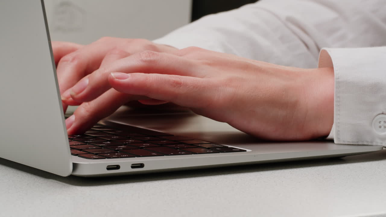 노트북에 입력하는 사람