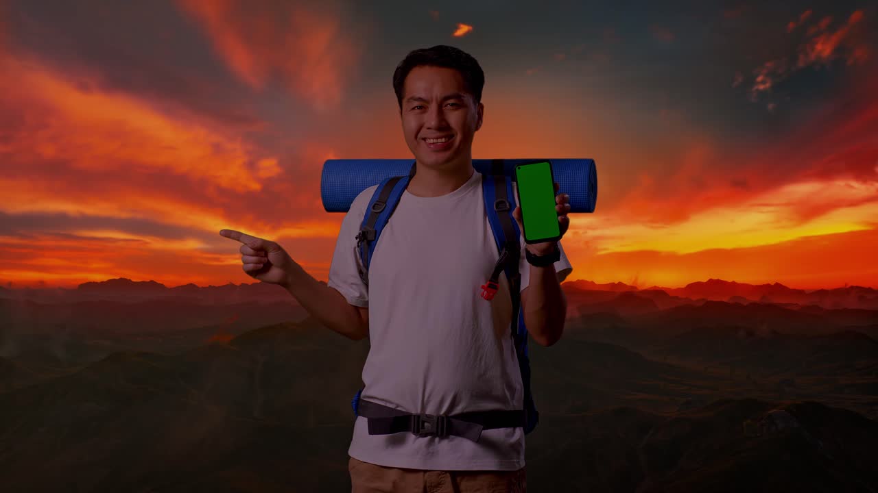 해가 지는 동안 배과 전화를 가진 남자