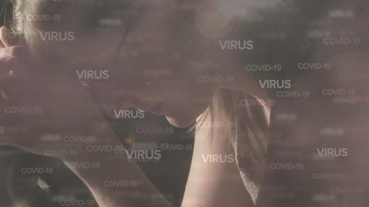 covid-19 y el virus texto contra la mujer mayor estresada