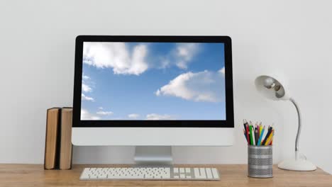 Cielo-Azul-Y-Nubes-En-El-Monitor-De-La-Computadora