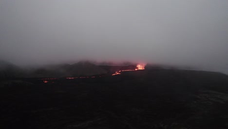 Mittelwinkel-Drohnenaufnahme-Des-Vulkans-Litli-Hrutur-In-Island-Mit-Nebel-Und-Rauch-2