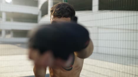 Boxeador-Practicando-Golpes-Frente-A-La-Cámara-Al-Aire-Libre