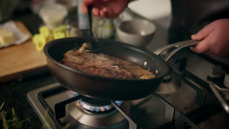 cocinar un filete en una sartén