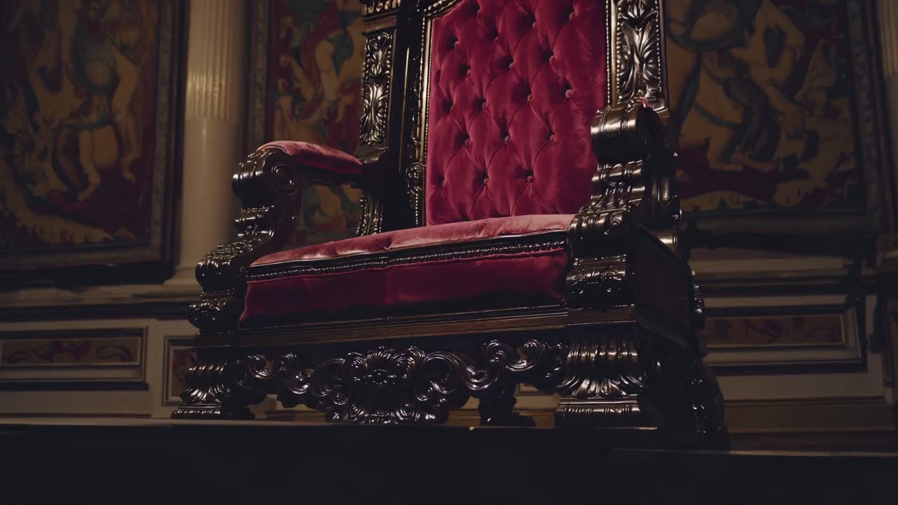 Opulenter Thronsaal mit Kronleuchtern, aus niedriger Perspektive aufgenommen