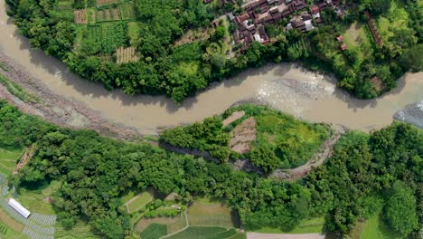 Overhead-Push-In-Aus-Der-Luft-Des-Schmutzigen-Progo-Flusses-Im-Sonnenlicht-In-Indonesien