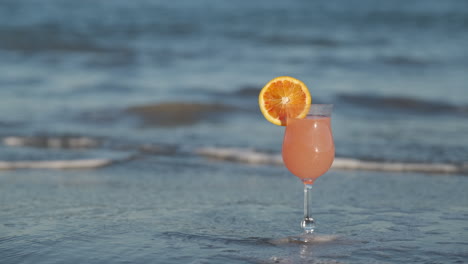 bebida de naranja aperitivo en la playa del mar