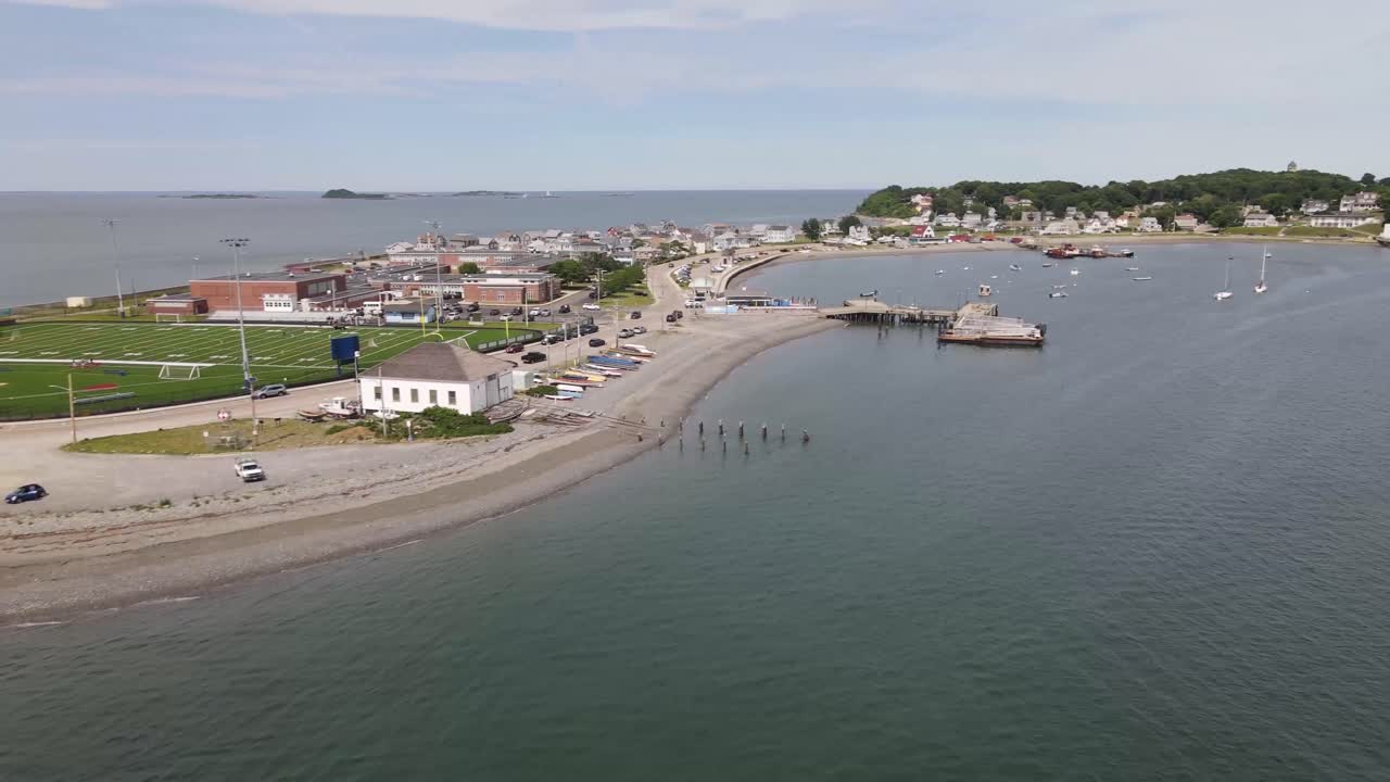 Drone in avvicinamento all'area di parcheggio e alla spiaggia di Hull Gut a Hull, MA
