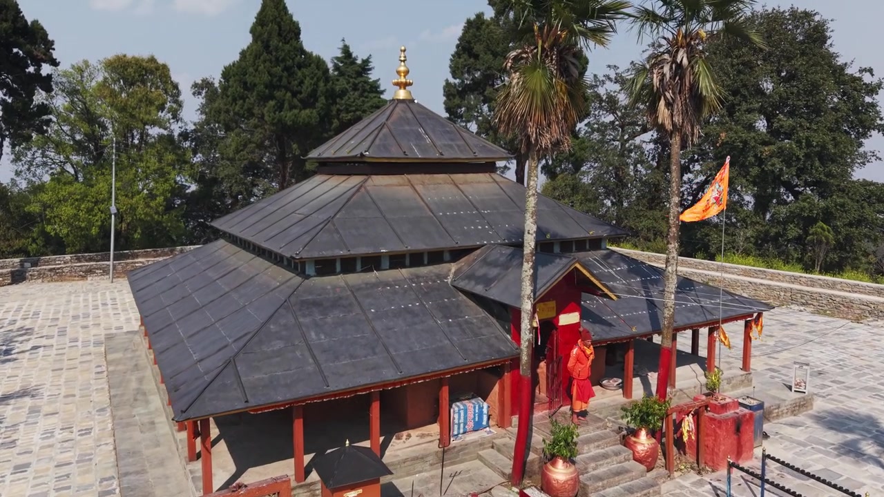 Pemandangan udara Kuil Resunga di Tamghas, Gulmi, menampilkan situs keagamaan di puncak bukit yang dikelilingi hutan dan lanskap alam