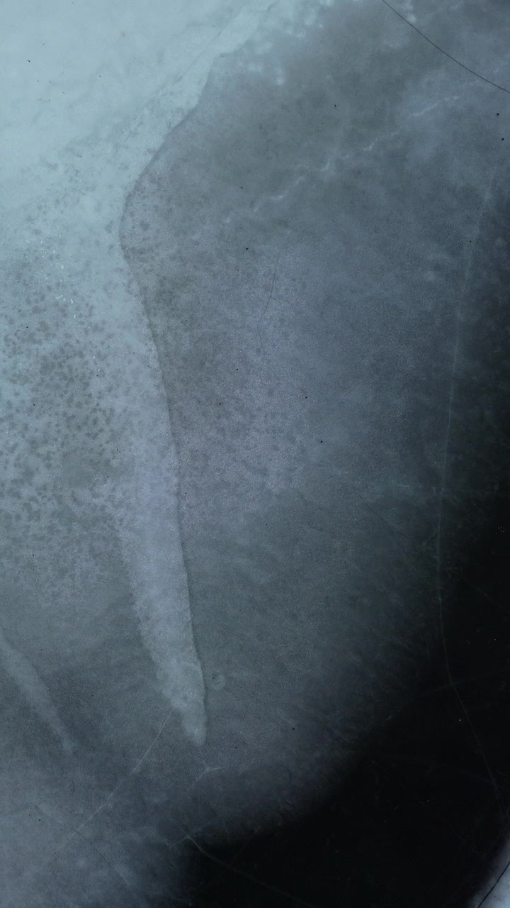 Hämärä luo lempeän sävyn Norjan jylhien maisemien ylle, joissa vesiputouksia piilee huippujen keskellä. Soveltuu käytettäväksi matkadokumenteissa tai luontoelokuvissa.