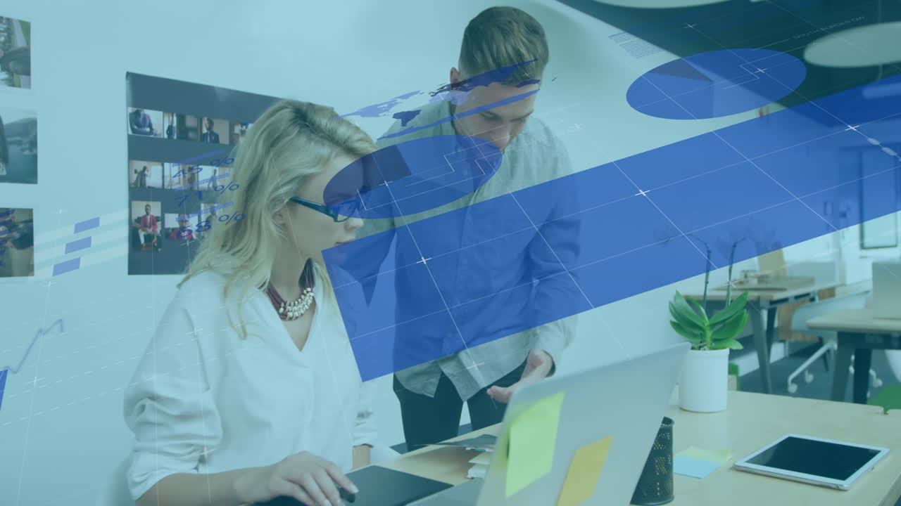 animación de la interfaz infográfica sobre compañeros de trabajo caucásicos discutiendo informes en la oficina