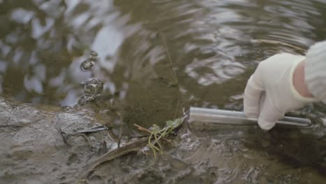 Entnahme-Einer-Wasserprobe-Zum-Testen-Aus-Dem-See-Mit-Reagenzglas