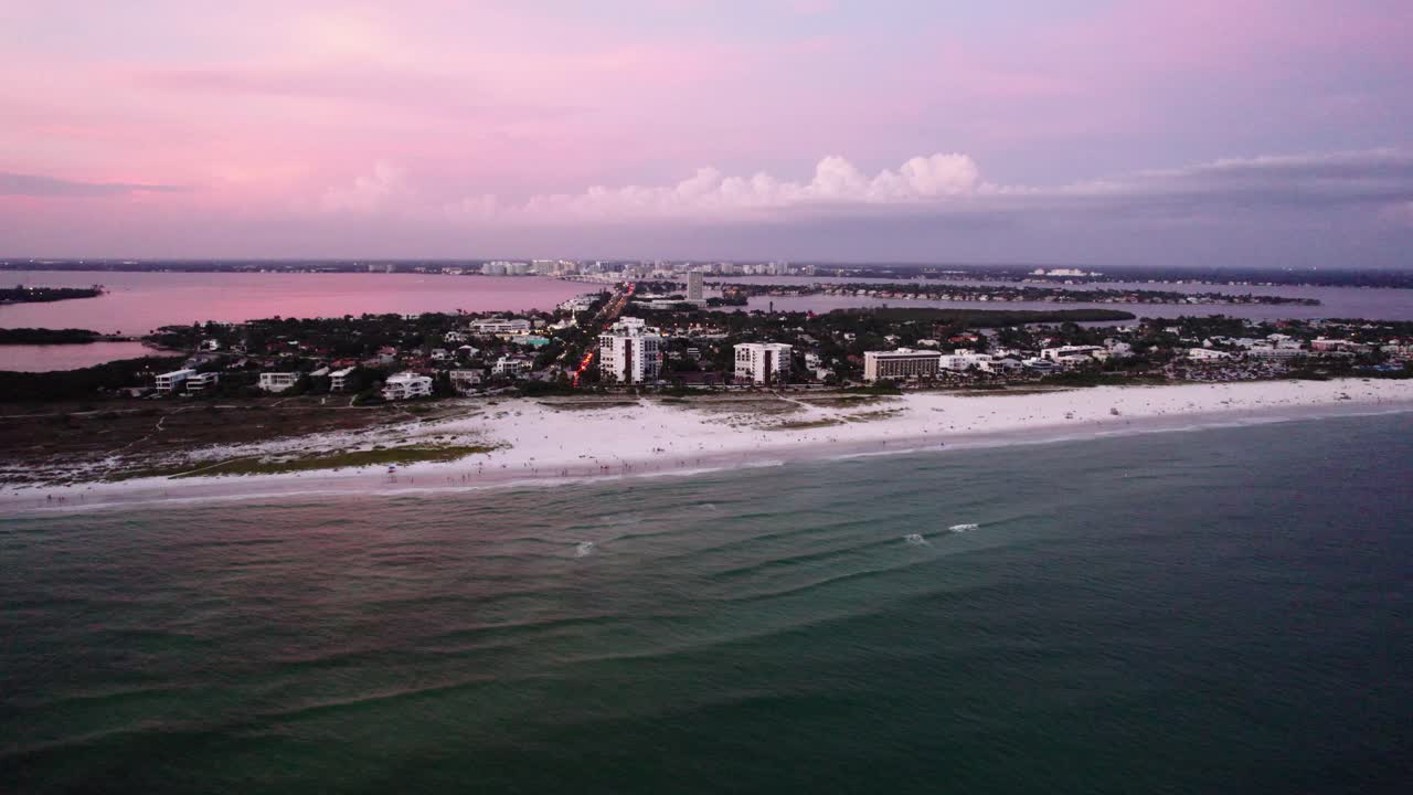 Splendido tramonto in Florida a Sarasota. Ripresa con gru verso il basso della spiaggia. 29.97 fps