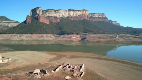 el dique del pantano de sau en cataluña, españa, sequía intensa en 2024 vuelo de drones sobre tierras desérticas, lago seco en españa