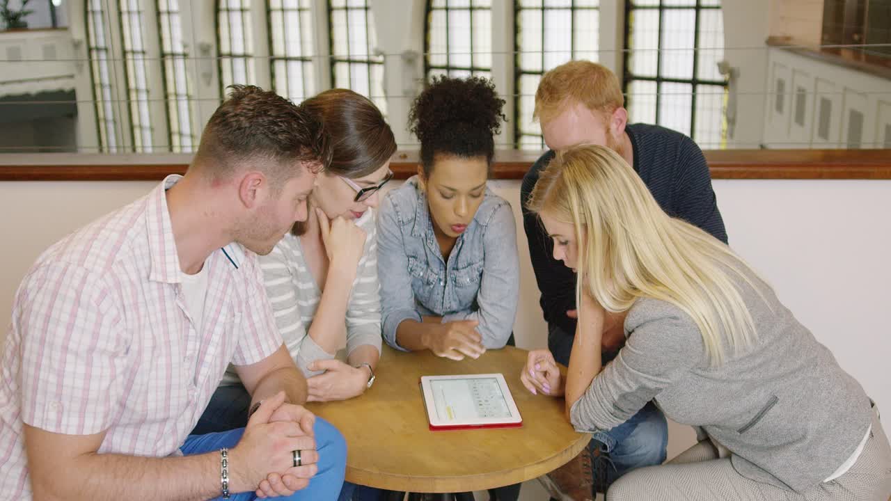 새로운 아이디어 목록을 살펴보는 사람들