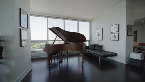 piano de cola en un loft moderno al lado