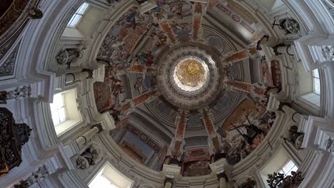 Un-Vídeo-Panorámico-De-Un-Techo-Abovedado-En-Una-Catedral-De-Sevilla,-España.