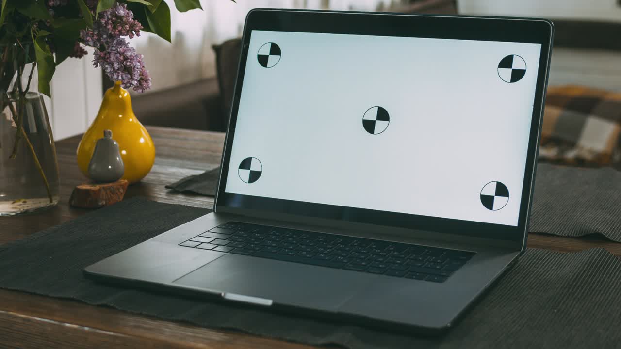 en una mesa de madera en la sala de estar en la casa hay una computadora portátil. un lugar conveniente y acogedor para trabajar. pantalla de computadora con seguimiento de puntos. muebles para el hogar. el interior de un edificio residencial.