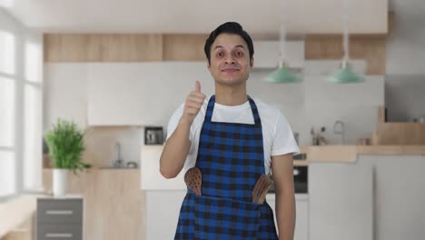 Feliz-Cocinero-Indio-Mostrando-Los-Pulgares-Hacia-Arriba