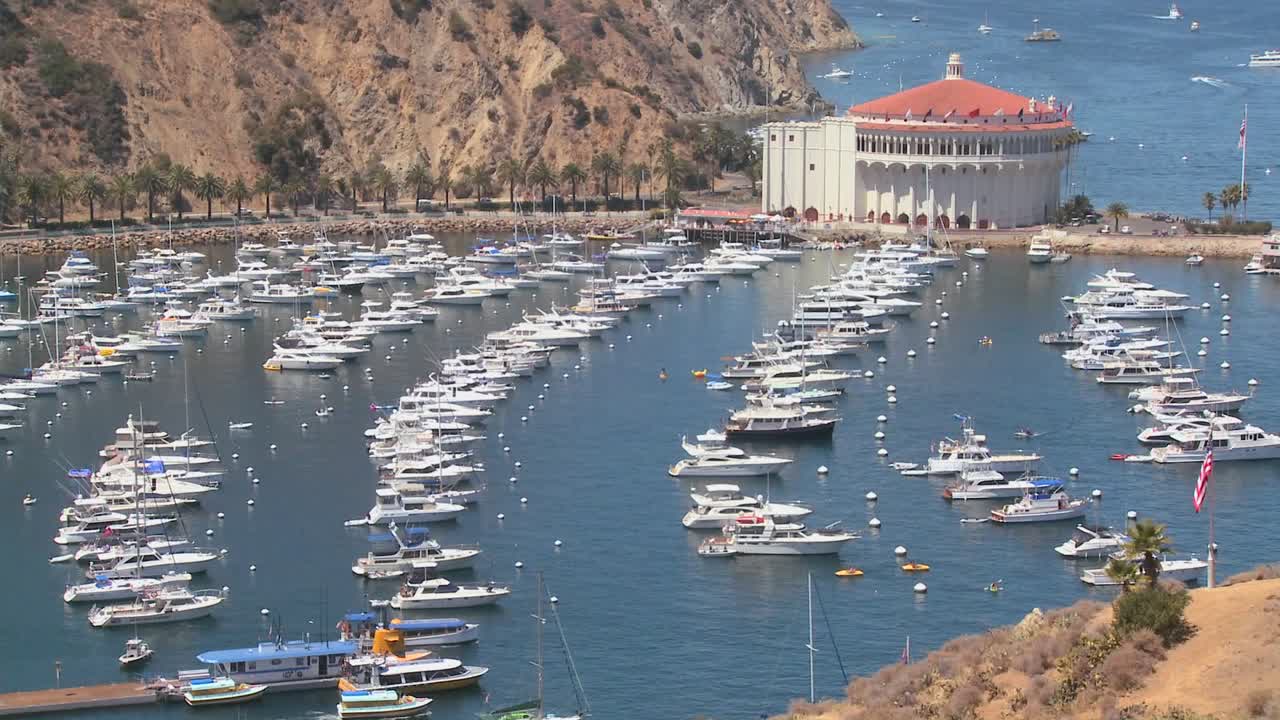vista general de ángulo alto de la ciudad de avalon en la isla catalina con la casa de la ópera en segundo plano