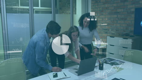 animación de iconos de medios de procesamiento de datos sobre diversos colegas que usan portátiles en la oficina casual