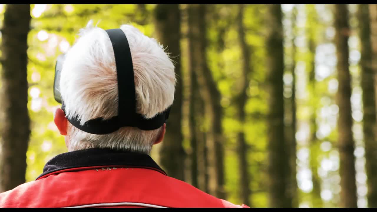 vista trasera de un turista usando auriculares de realidad virtual