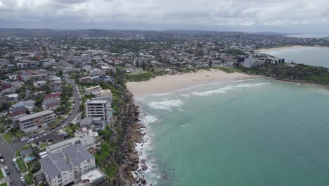 Suburbio-Costero-De-Agua-Dulce-Una-Playa-Durante-El-Día-En-Manly,-Nsw,-Australia