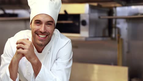 guapo chef poniendo bandera italiana en el plato