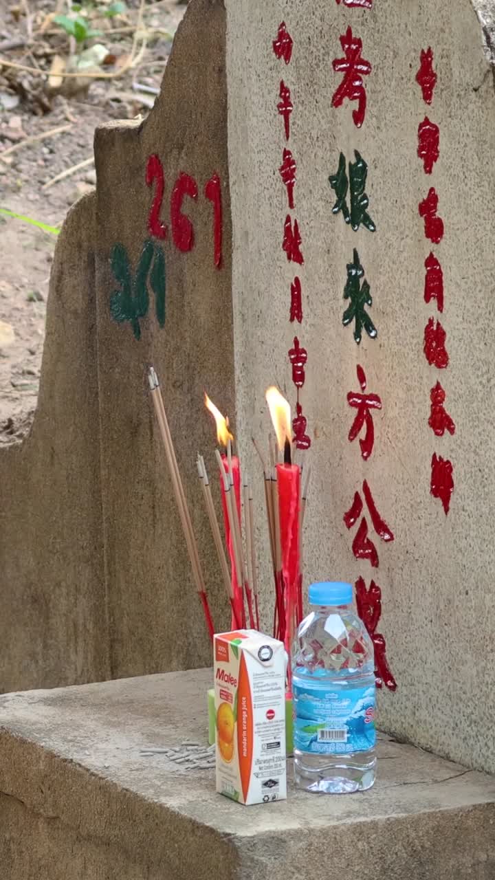 ofrendas rituales en un santuario ancestral tradicional.
