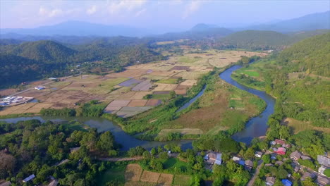 Mae-Hong-Son,-Eine-Malerische-Kleinstadt-Im-Norden-Thailands,-Bezaubert-Besucher-Mit-Ihren-Nebligen-Bergen,-Lebendigen-Bergvölkerkulturen-Und-Ruhigen-Tempeln