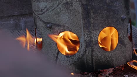 el fuego arde en cámara lenta dentro de la chimenea