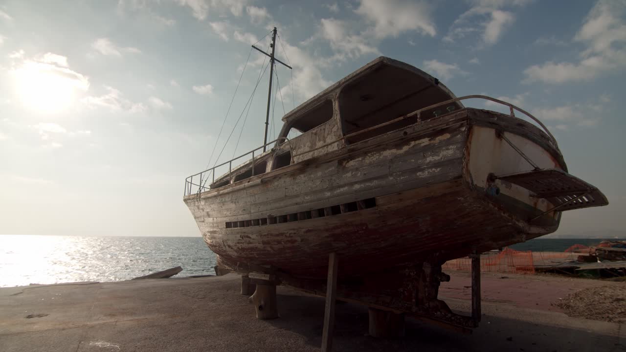naufragio varado en la arena cerca del mar día soleado, ruinas de barcos antiguos barcos antiguos abandonados viejos recuerdos