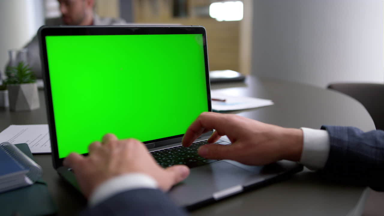 gerente escribiendo computadora chromakey analizar datos corporativos en la mesa de reuniones de la oficina