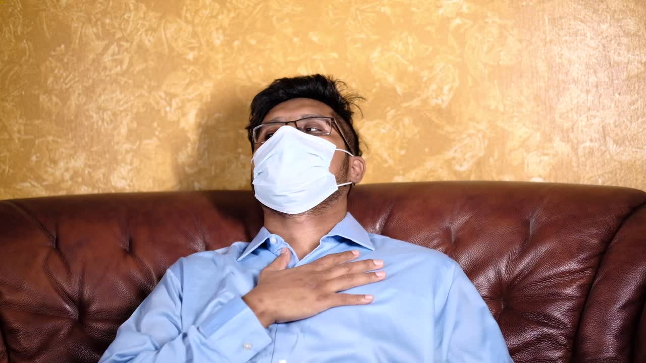 hombre que experimenta incomodidad o enfermedad, usando una máscara