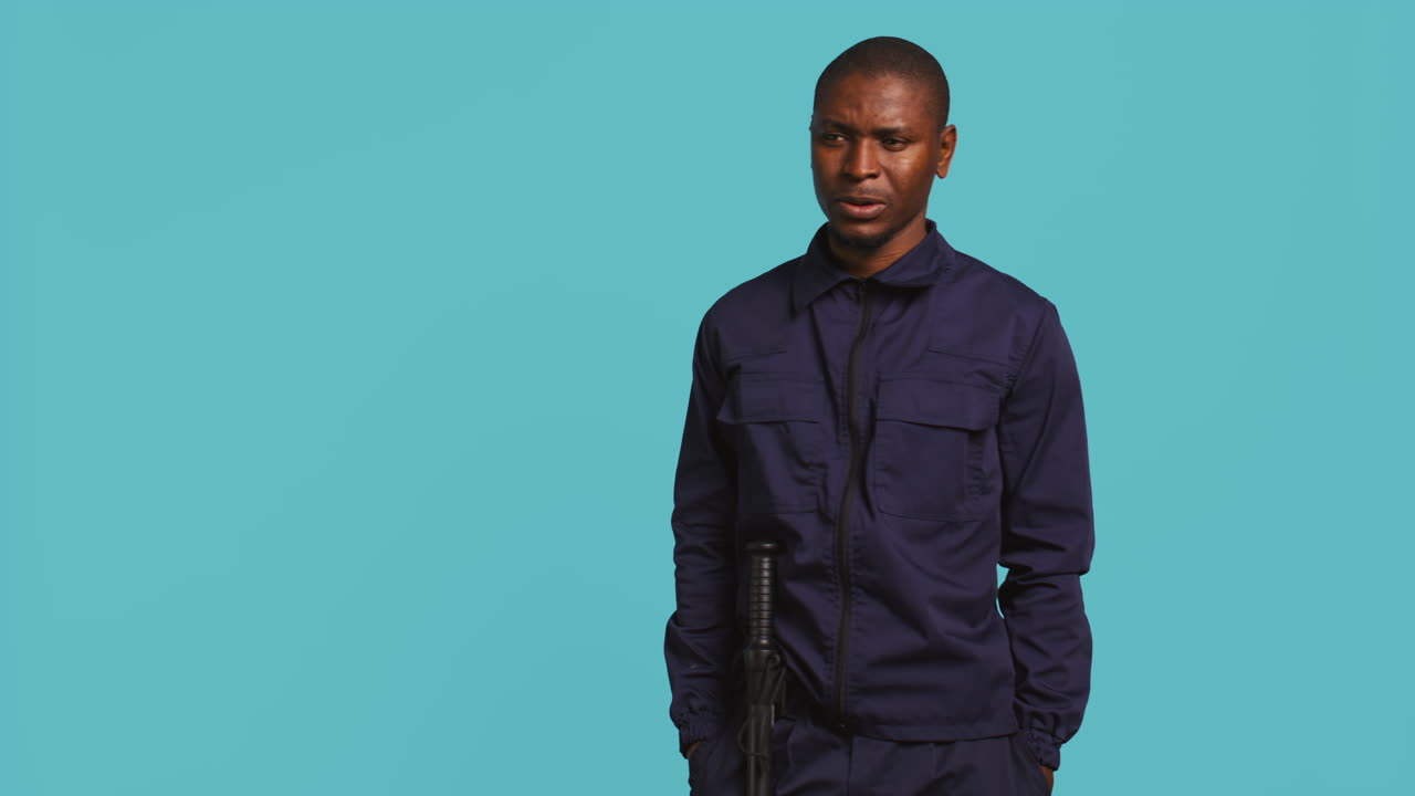 보안 경비원 의 초상화 는 건물 을 감시 하는 동안 주변 을 둘러보고 있다