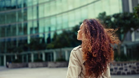 Walking,-thinking-and-business-woman-in-city