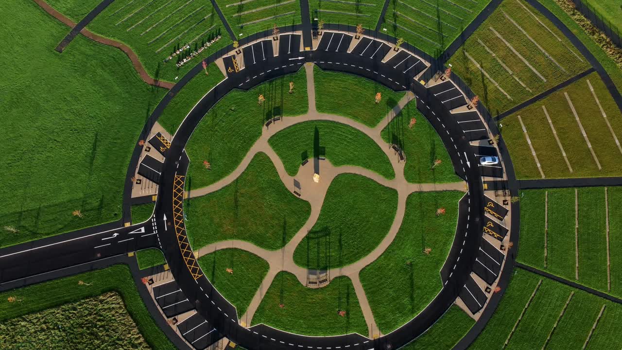 современный круговой дизайн дорожки на кладбище вид с воздуха художественный сад покоя, медленно спускающийся сверху