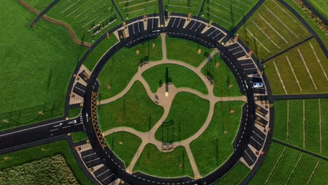 Cementerio-Circular-Moderno-Diseño-De-Camino-Vista-Aérea-Jardín-Artístico-De-Descanso-Descendiendo-Lentamente-Desde-Arriba