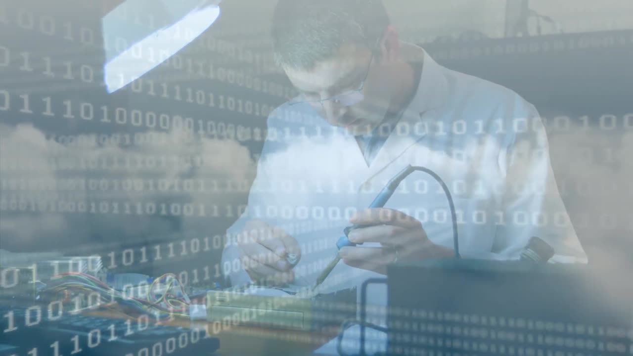 animación del procesamiento de datos sobre el hombre caucásico reparando en el taller