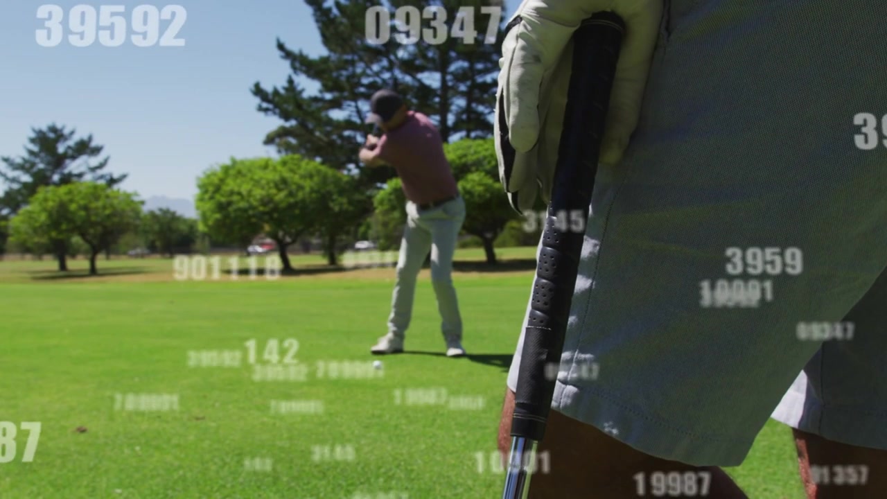 Golfista con guanto e mazza, mentre il compagno si prepara a colpire la palla e poi esegue lo swing sul fairway, con numeri che fluttuano.