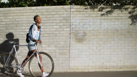 Frau-Läuft-Mit-Dem-Fahrrad-Auf-Einem-Bürgersteig-4k