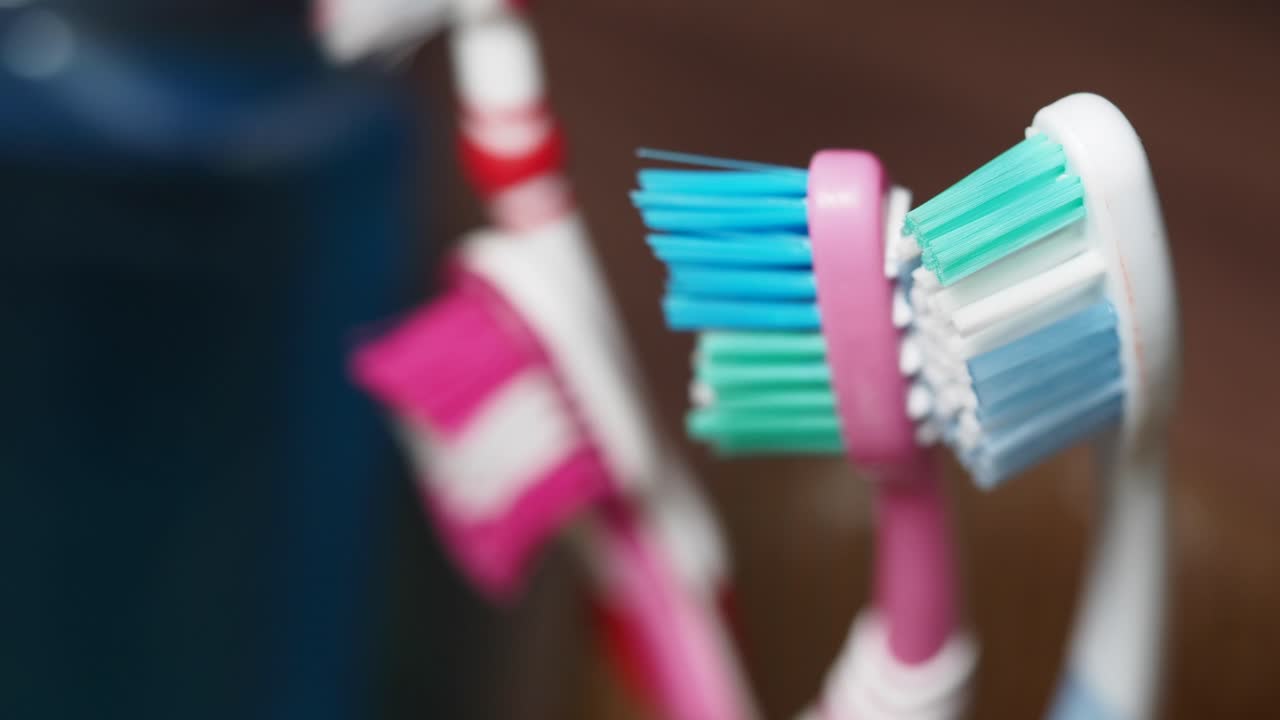 primer plano de los cepillos de dientes