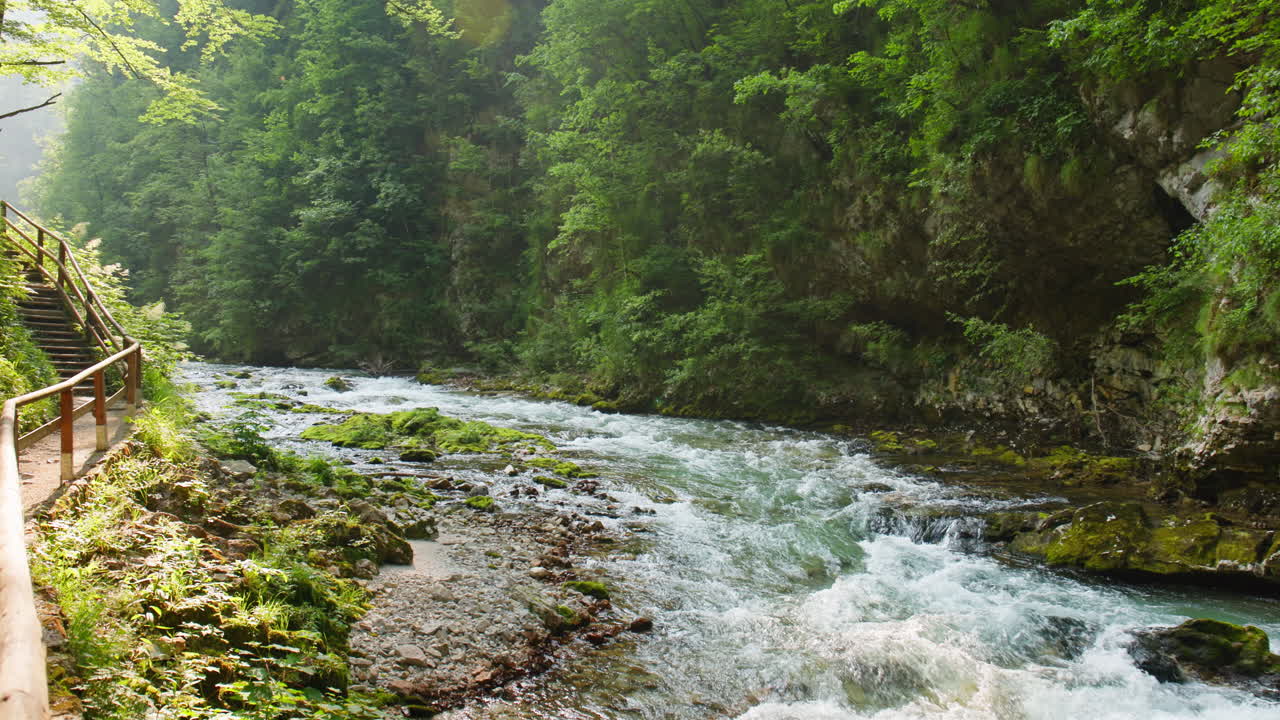 Sereno bagliore mattutino alla Gola di Vintgar – La gemma nascosta della natura in Slovenia.